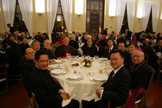 98年4月30日宗座北美學院舉辦餐會，王大使豫元與教廷正義和平委員會主席馬丁諾樞機主教及與會人員合影