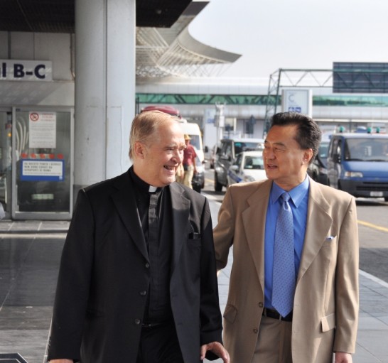 王大使豫元迎送高德士樞機