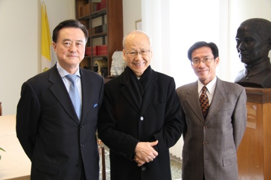 左起王豫元大使、湯漢樞機、廖志賢參事