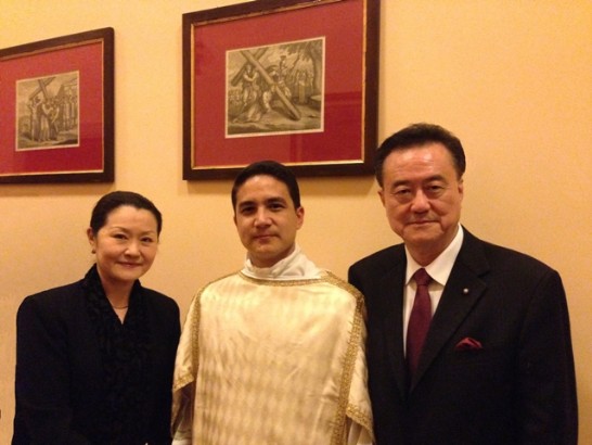 王豫元大使夫婦與劉孝祖（中）執事合影。