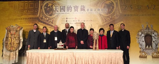 故宮馮院長明珠(中)與梵駐華代辦陸思道(馮院長左)與其他貴賓。