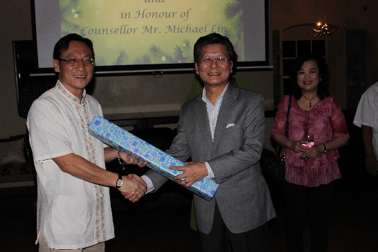 H.E. Ambassador Weber Shih gave Counsellor Mr. Michael Lin a farewell gift.
