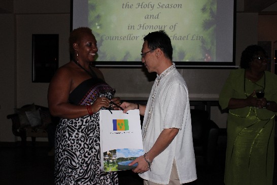 The Ministry of Foreign Affairs, Foreign Trade, Commrece and Information Technology presented Counsellor Mr. Michael Lin a farewell gift.