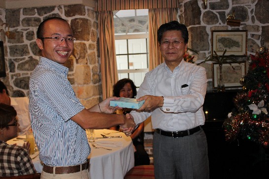 H.E. Ambassador Weber Shih gave a farewell gift to Technician Kou-lin Huang