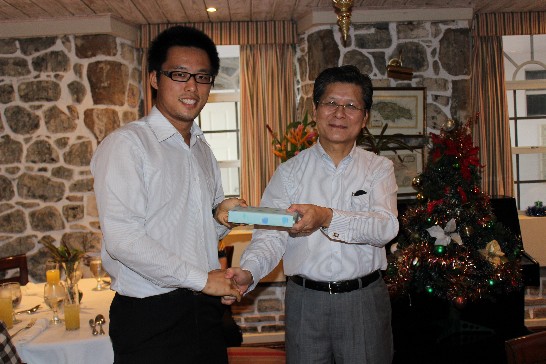 H.E. Ambassador Weber Shih gave Technician Mr. Po-yuan Pan a farewell gift