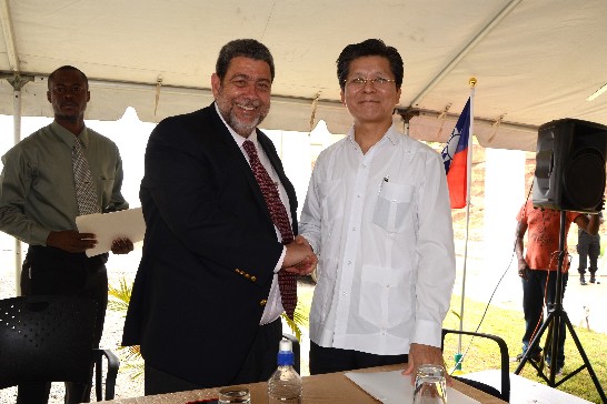 H.E. Ambassador Weber V. B. Shih shook hands with SVG Prime Minister Dr. the Hon. Ralph E.Gonsalves shook hands at the Handing-over Ceremony of the Argyle International Airport Terminal Building on December 30, 2013.