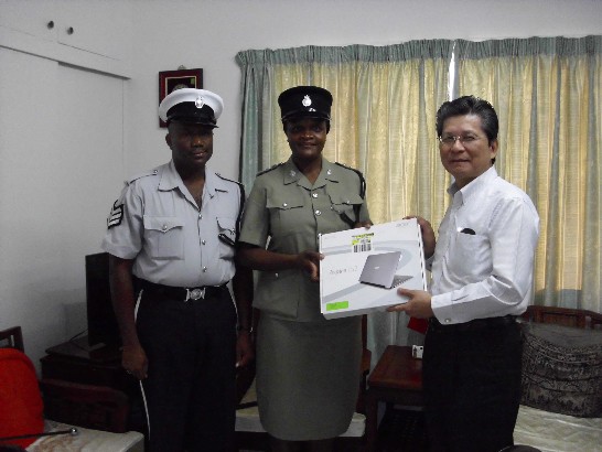 Ambassador Weber Shih handed over one notebook computer and one laser printer to Commandant Thecia Andrews.