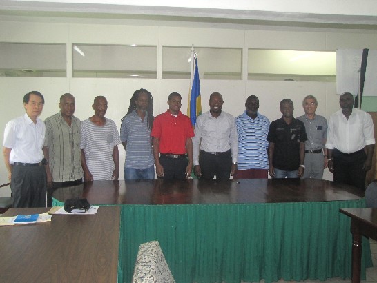 將前往臺灣參訓的農民與聖國農業部長Saboto Caesar(中間),中華民國大使館副參事段台銓(左一)及臺灣農技團團長李靖宇(右二)合照