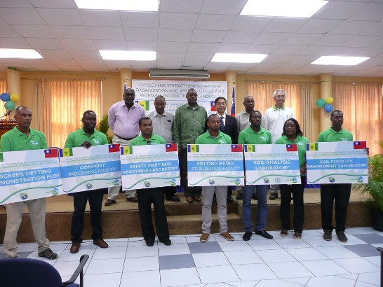 中華民國駐聖文森大使葛葆萱(後排右3)、聖文森國家動員部部長史帝芬生（後排右4）及我支援相關項目負責官員合影。（2016年2月11日，聖文森衛理公會教堂會議室）