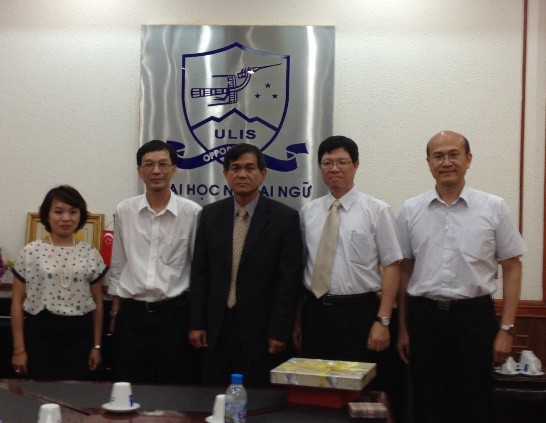 國立中山大學拜會越南河內國家大學所屬外語大學後留影