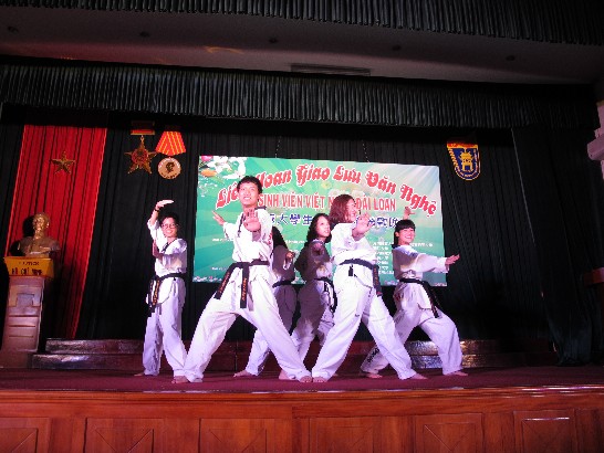 代表處大力協助青年大使團在越成功盛大訪演