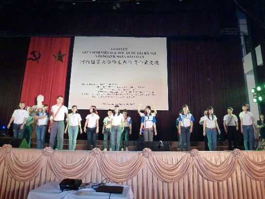 駐越南代表處同仁「高山青」歌舞表演