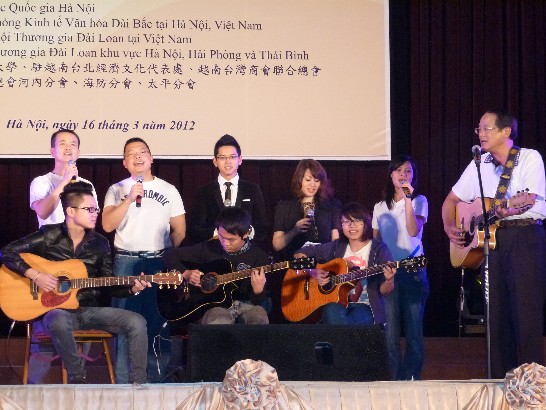 黃代表志鵬與越南河內國家大學學生吉他合奏