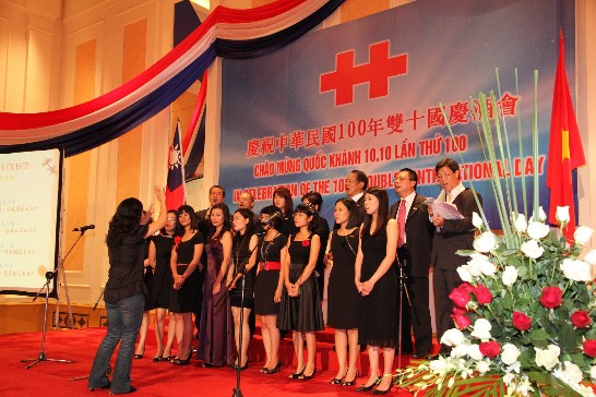 駐越南代表處合唱團表演慶祝100年國慶