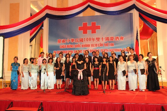 駐越南代表處合唱團與「山林向陽合唱團」合唱「秋蟬」及「望春風」等歌曲