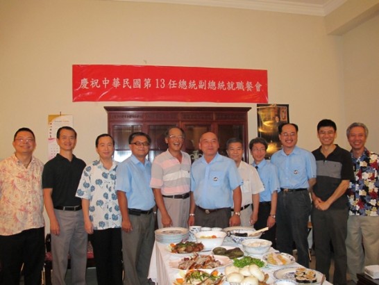 駐越南代表處於本(101)年5月20日晚間在黃代表志鵬官舍舉辦「慶祝中華民國第13任總統副總統就職餐會」，邀請僑務諮詢委員兼「越南台商總會」總會長代表蔡寵恩、河內、海防及太平各台商分會會長與重要會職幹部員眷、刻正訪問越南之「台灣區製衣公會」訪問團成員（黃理事長華德及其他理監事）及駐越南代表處同仁約50人盛情與會，氣氛熱鬧愉悅