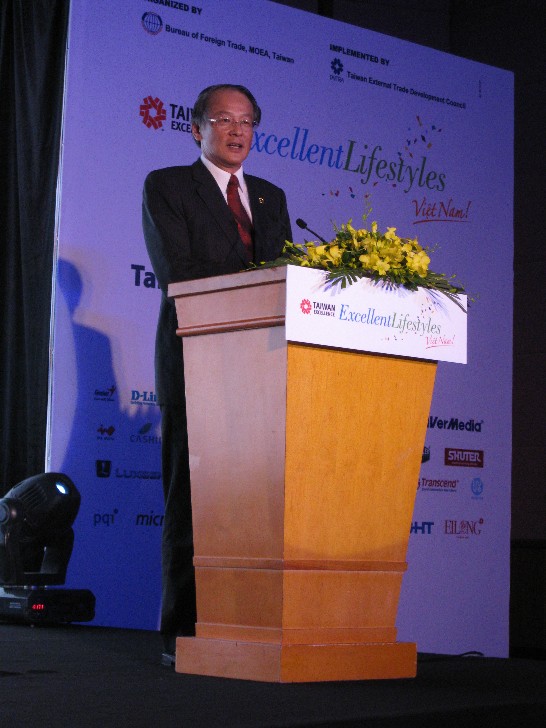 本（101）年6月5日「Taiwan Excellence新興市場整合行銷傳播專案」越南地區活動啟動記者會在河內市Melia飯店舉行，我主辦單位（胡志明市台灣貿易中心）除邀請越南32家媒體出席之外，並邀請本處黃代表、越南政府台灣事務委員會秘書長阮士洪、工商部貿易促進局副局長黎黃鶯、越南商工總會國際合作處副處長阮武堅及河內台商會鍾會長定男等貴賓參加。