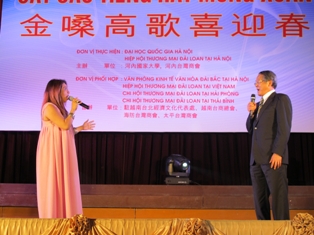 大使與許景淳合唱