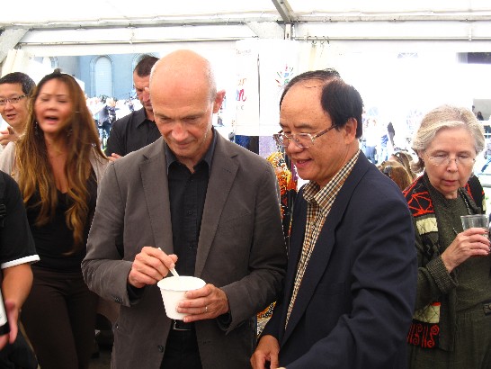 本團林前大使邀請WTO秘書長Pascal Lamy品嚐燒酒雞