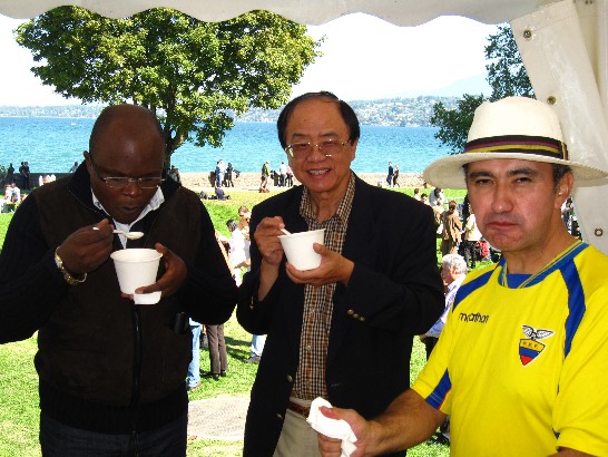 尚比亞駐WTO大使Darlington MWAP及厄瓜多駐WTO代辦Cesar Montano HUERTA品嚐燒酒雞及刈包