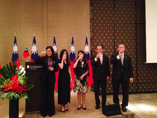 賴大使（左一）與駐日內瓦辦事處余大使（右一）大 雷夫婦、駐瑞士代表處劉大使邦治（右二）夫婦共同舉杯慶賀。