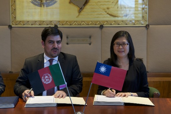 我國常駐世界貿易組織代表團常任代表賴幸媛大使與阿富汗工商部次長Mr. M. Shinwary簽署阿富汗加入WTO雙邊入會議定書