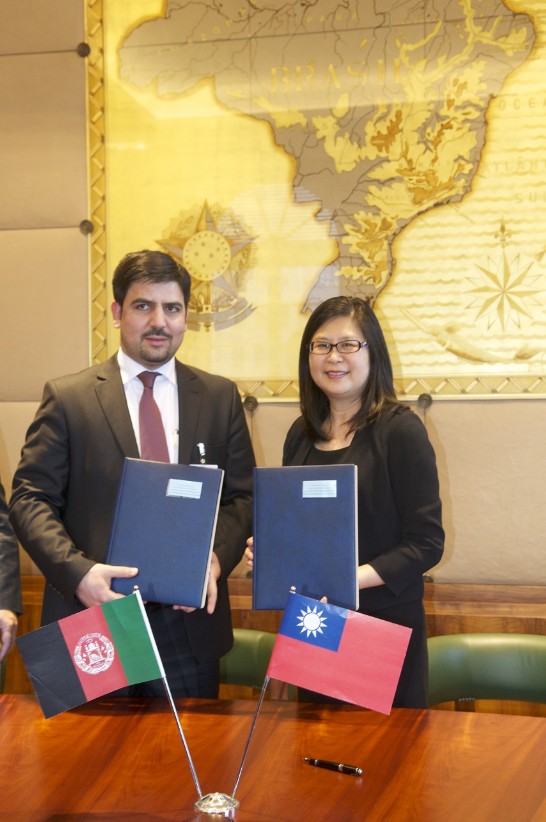 我國常駐世界貿易組織代表團常任代表賴幸媛大使與阿富汗工商部次長Mr. M. Shinwary簽署阿富汗加入WTO雙邊入會議定書