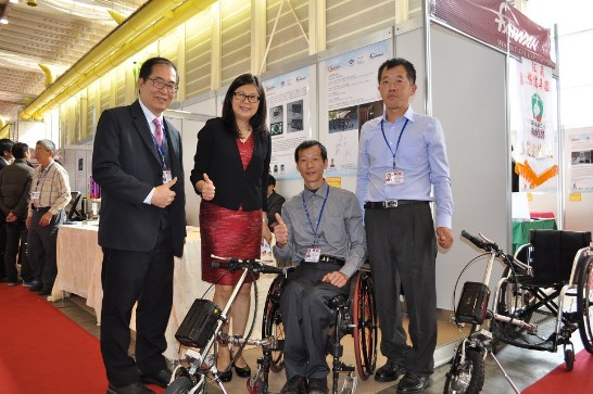 賴幸媛大使（左二）與台灣參展團長陳宗台（左一）參觀洪正清（右二）發明設計之輪椅電動車頭，可是用各種款式輪椅推動前進，方便拆卸、收折與攜帶。