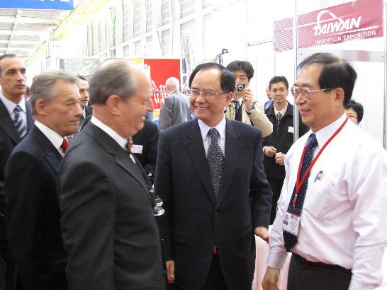 右起為台灣發明協會陳執行長宗台、本團林大使、瑞士日內瓦邦議會議長Mr. Eric Leyvraz、發明展創辦人兼總裁Mr. Jean-Luc Vincent。