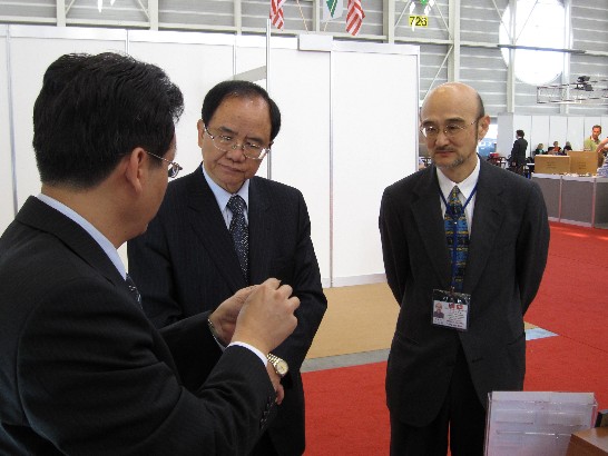 林大使參觀日內瓦國際發明展台灣展區，右為中華大學沙校長永傑。