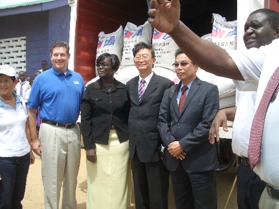 Representative Chin-Ray Liu presents rice to the school children in need in Kenya, May 5, 2011.