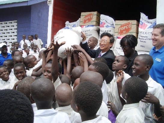 Representative Chin-Ray Liu presents rice to the poor school children in Kenya, May 5, 2011.