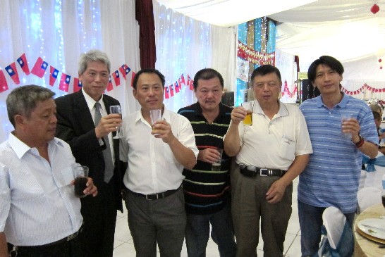 Director Feng, Tze-Ling of Economic Div., Tapei Liaison Office in the RSA greets compatriots from Taiwan at Lunar New Year celebration in New Castle (2)