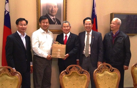 Candidate for the next Chairperson of ATCC - African Taiwanese Chambers of Commerce Chen jun-Yu(second left) paid a visit to Ambassador Michael Hsu(middle) of Taipei Liaison Office in the RSA