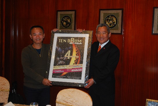 His Excellency Michael Hsu gives Mr. Yang, Deputy Director of Ten Drum, a poster of SA Tour 2013 as a present.