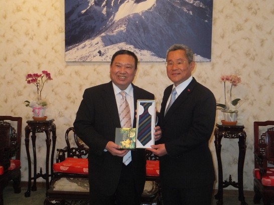 President of Chinese Taipei Olympic Committee, Hong-Dow Lin, presents souvenirs to Ambassader Hsu