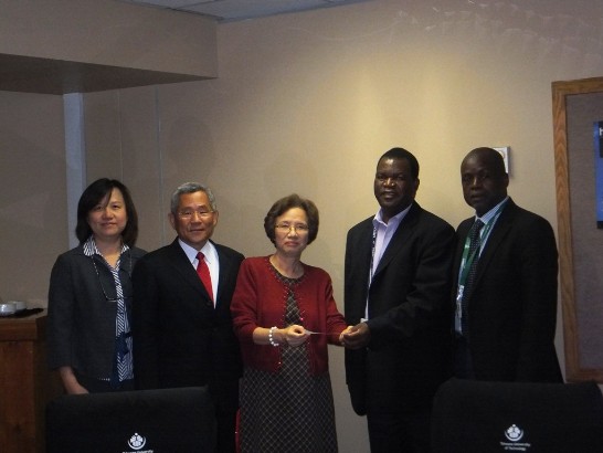 A group photo of the ceremony of scholarship donation. From the left to right: Mrs. Hsu, Ambassader Pei-yung Hsu, Ms. Bao-guei Liu, a repesentative of TMCUP, Dr. Stanley Mukhola, Deputy Vice-Chancellor of TUT, and Prof. Josiah Lange Munda.