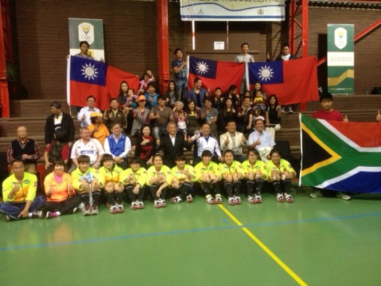A group photo of Ambassader Pei-Yung Hsu, the Free State's Taiwanese compartriots and the tug-of-war team of Taipei Jingmei Girls High School