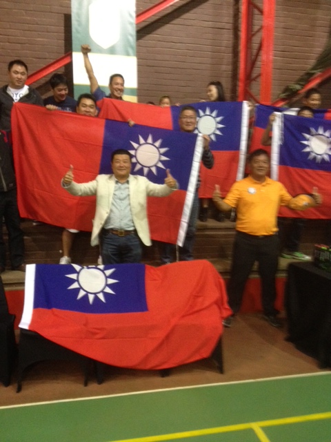 Mr. Wan-Feng Yu leads the Free State's Taiwanese compartriots to cheer the tug-of-war team of Taipei Jingmei Girls High School.