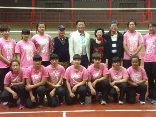 A group photo of Mr. Wan-Feng YU and The tug-of-war team of Taipei Jingmei Girls High School