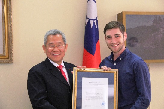 Ambassador Pei-yung Hsu hands the scholarship to Mr David Raphael Idesis