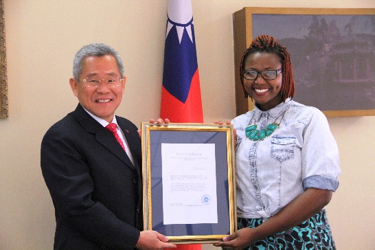 Ambassador Pei-yung Hsu hands the scholarship to Ms Mandisa Sophline Mditshwa