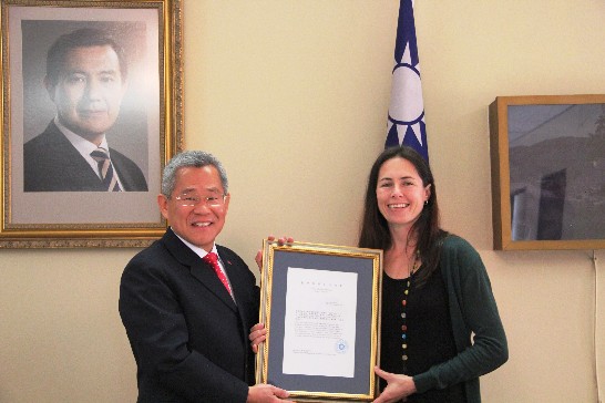 Ambassador Pei-yung Hsu hands the scholarship to Ms Mandisa Sophline Mditshwa