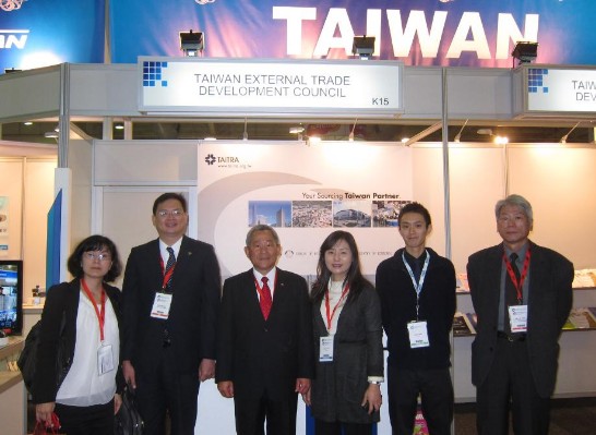 徐大使(左三)至會場了解中華民國對外貿易發展協會參展情形