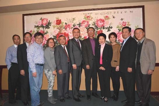 張詩瑞處長與僑務諮詢委員黃一民(左一)、僑務顧問李漢澤(左三)及僑務顧問蔡國雄(左五)等聖路易地區僑界人士合影