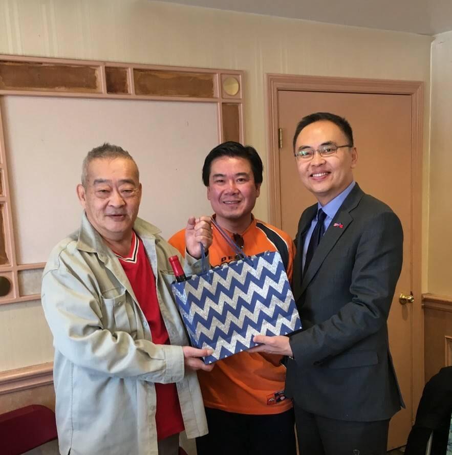 張詩瑞處長(右)與合勝堂新任主席梁耀華(中)、卸任主席陳清清(左)合影