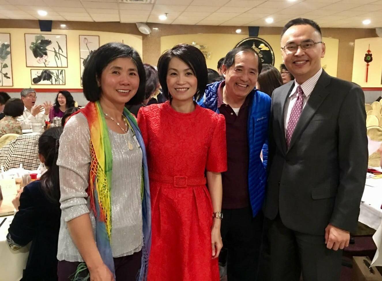 張詩瑞處長夫婦與科州台鄉會會長邱麗幸(左一)與顧問葉善台(右二)合影