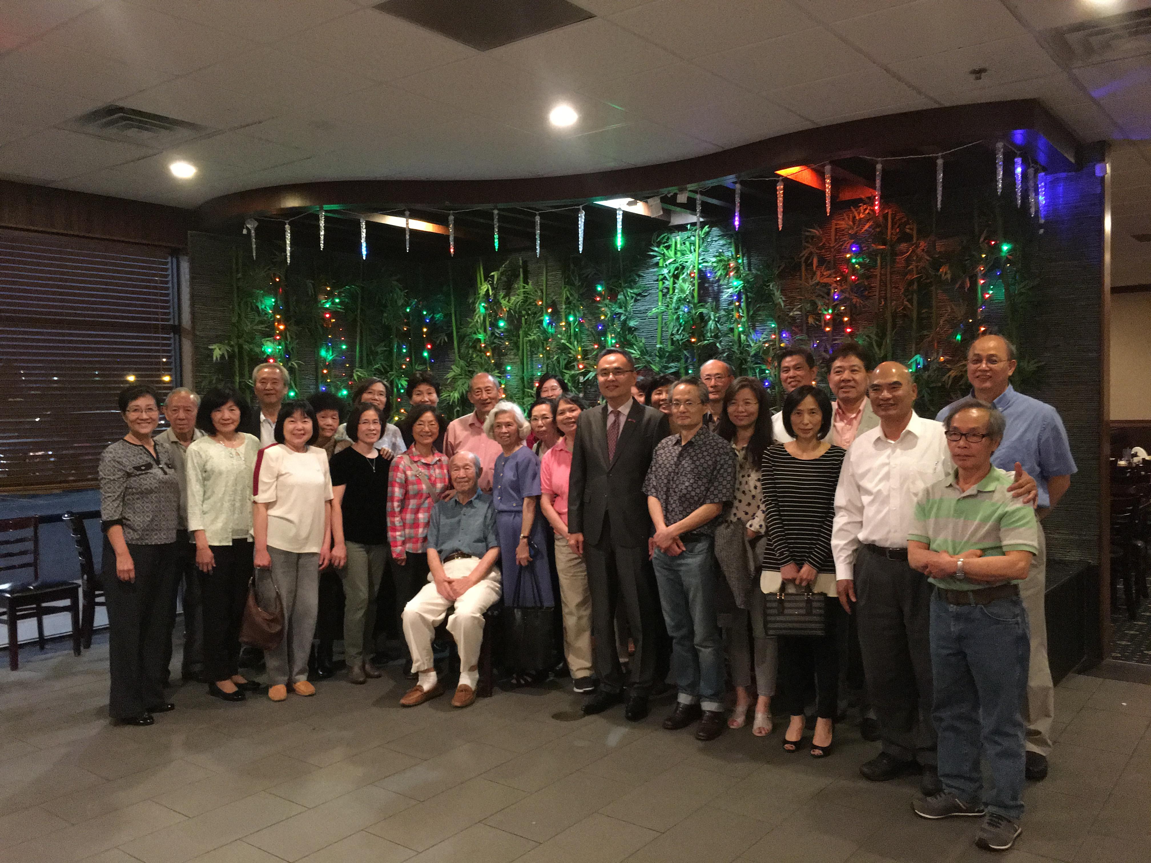 張詩瑞處長與堪薩斯州Wichita僑民合影