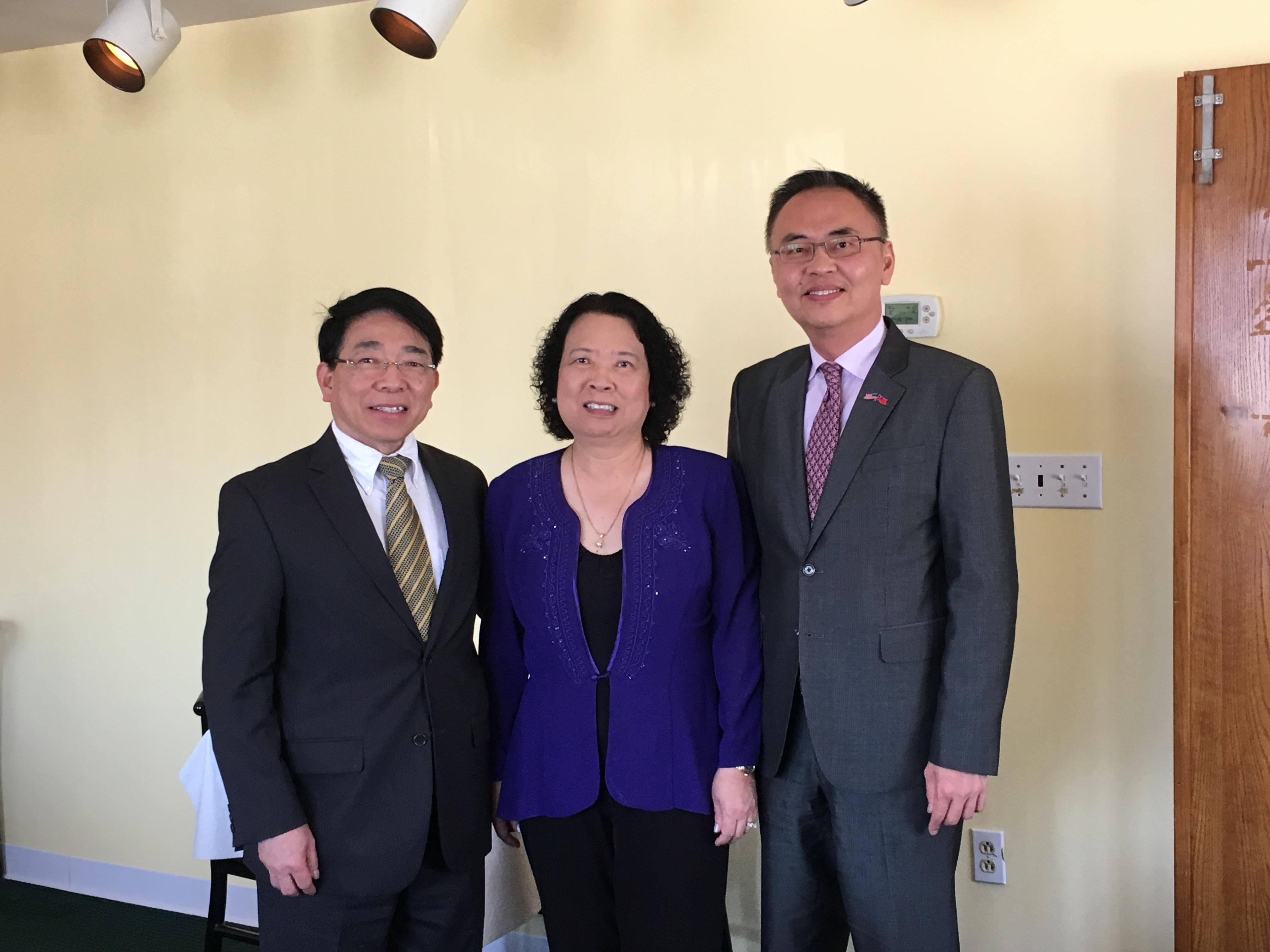 張詩瑞處長與北美洲台灣人醫師協會總會長陳珠琦醫師夫婦合影