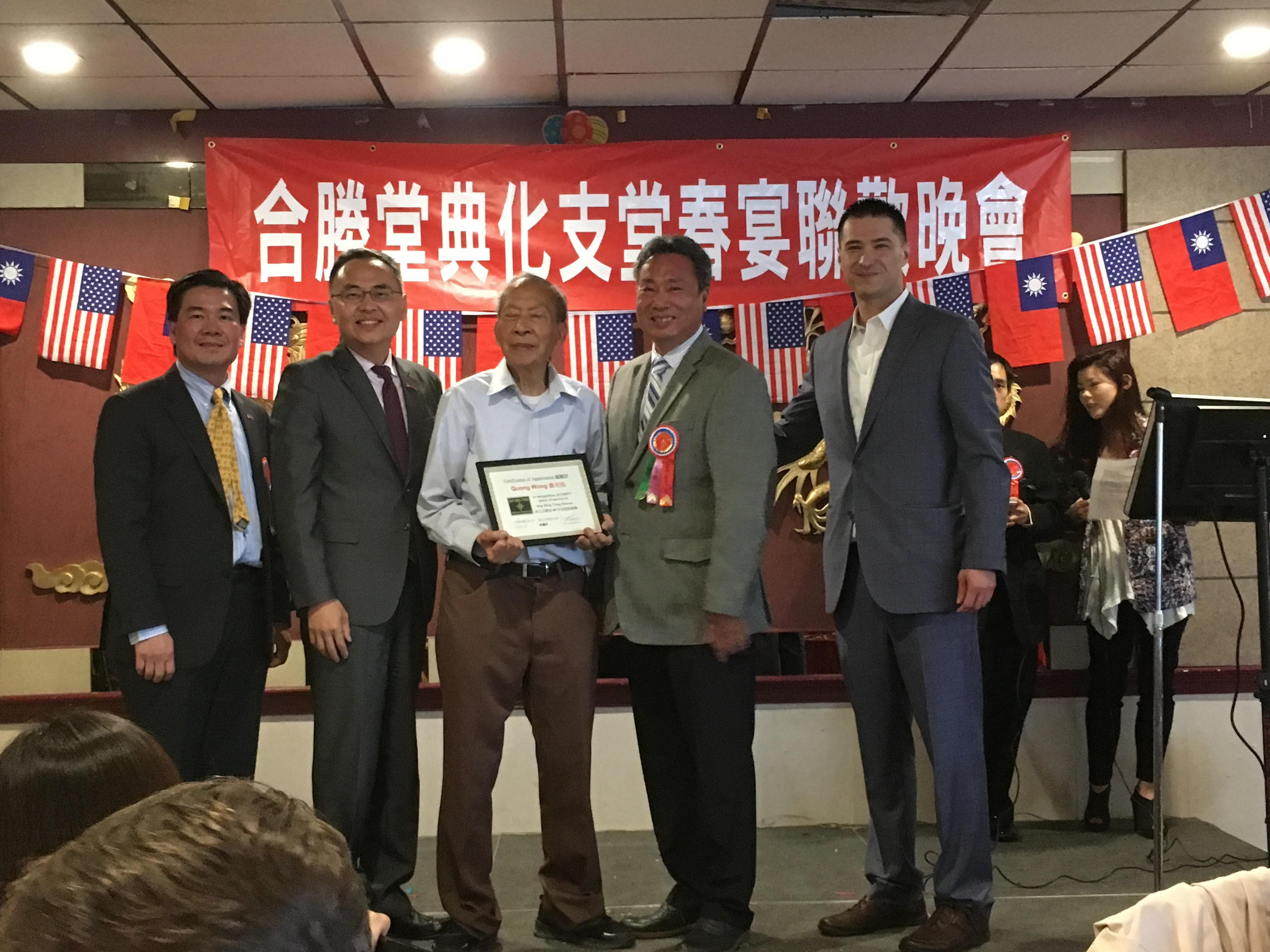 張詩瑞處長與典化合勝支堂梁耀華主席(左一)、美洲合勝總堂劉梓楊副總理(右二)及Englewood市長Joe Jefferson (右一)合影